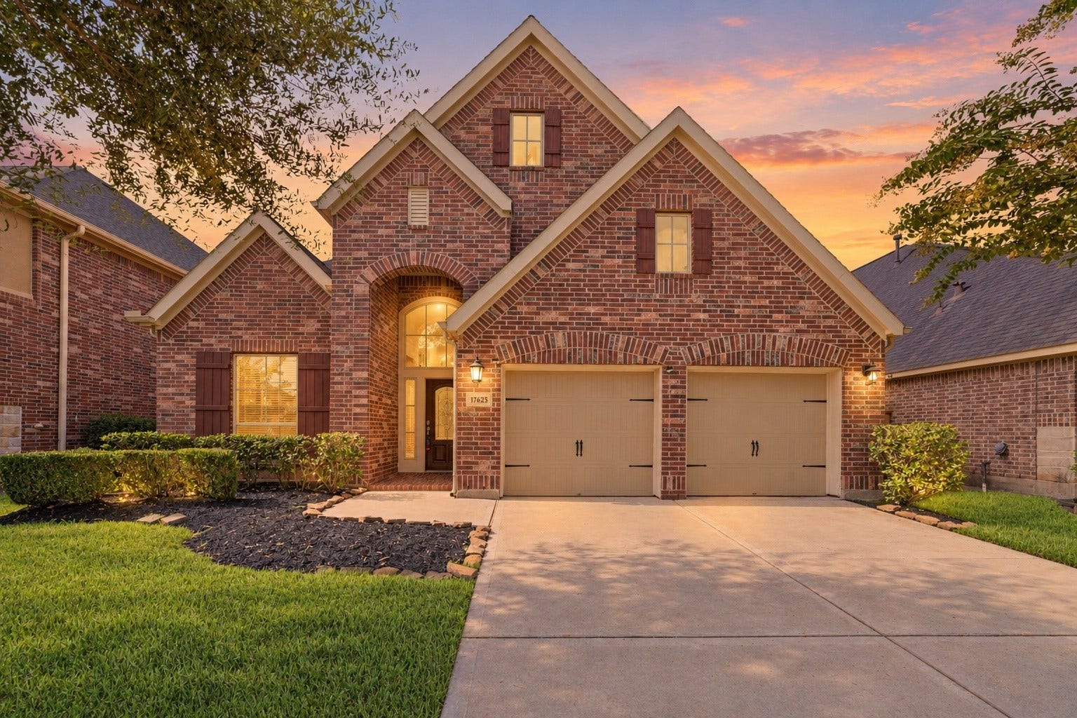Welcome to beautiful Perry home in Aliana at 17623 Barrowfield.