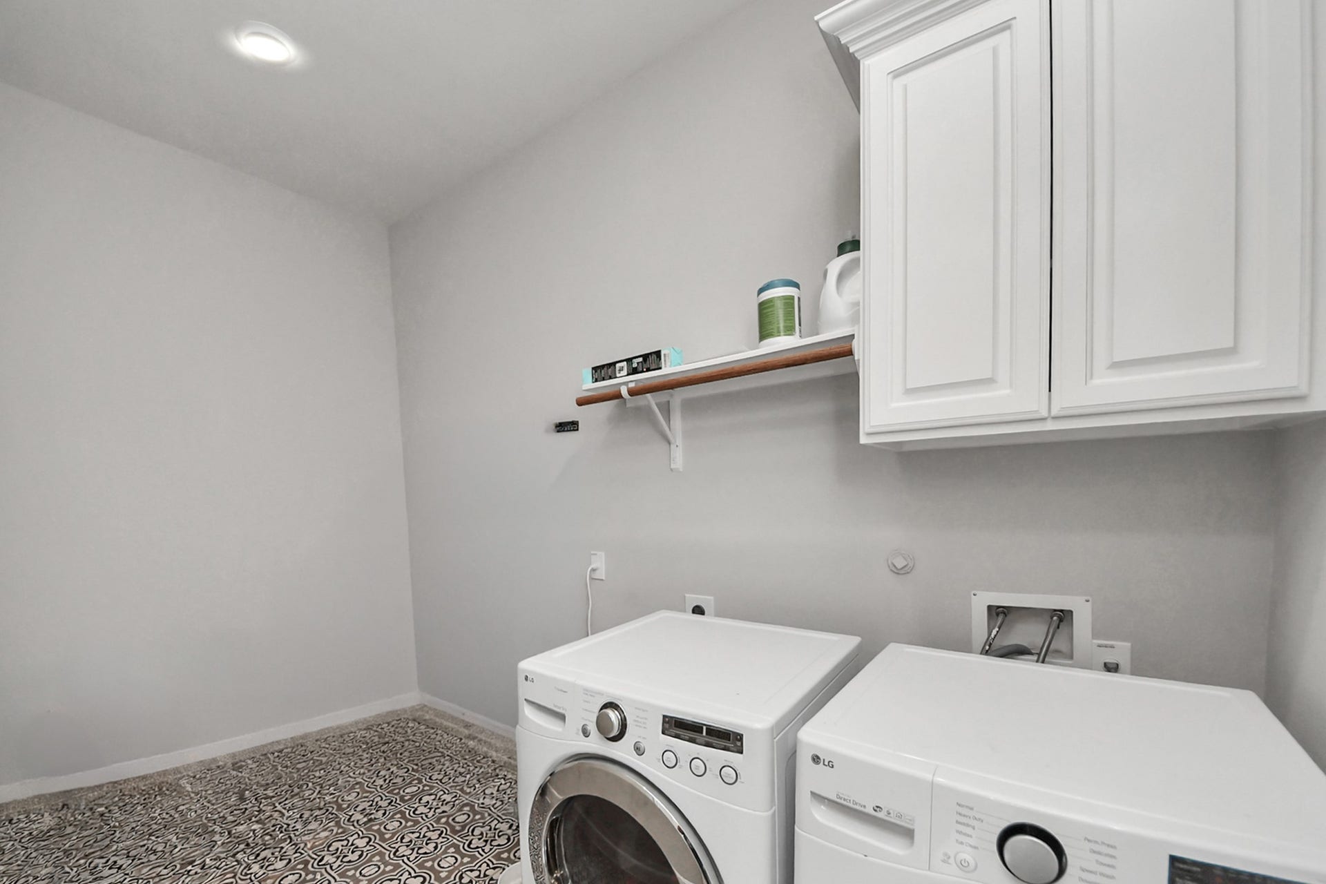 10611 Sawmill Park Drive, Missouri City, TX 77459 Utility Room: Spacious laundry room with upper cabinetry and decorative tile flooring.