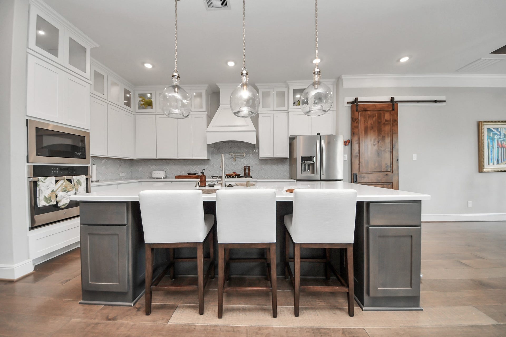 10611 Sawmill Park Drive, Missouri City, TX 77459 Chef's Kitchen: Oversized island, stacked cabinetry, quartz countertops, stainless appliances, and designer lighting.