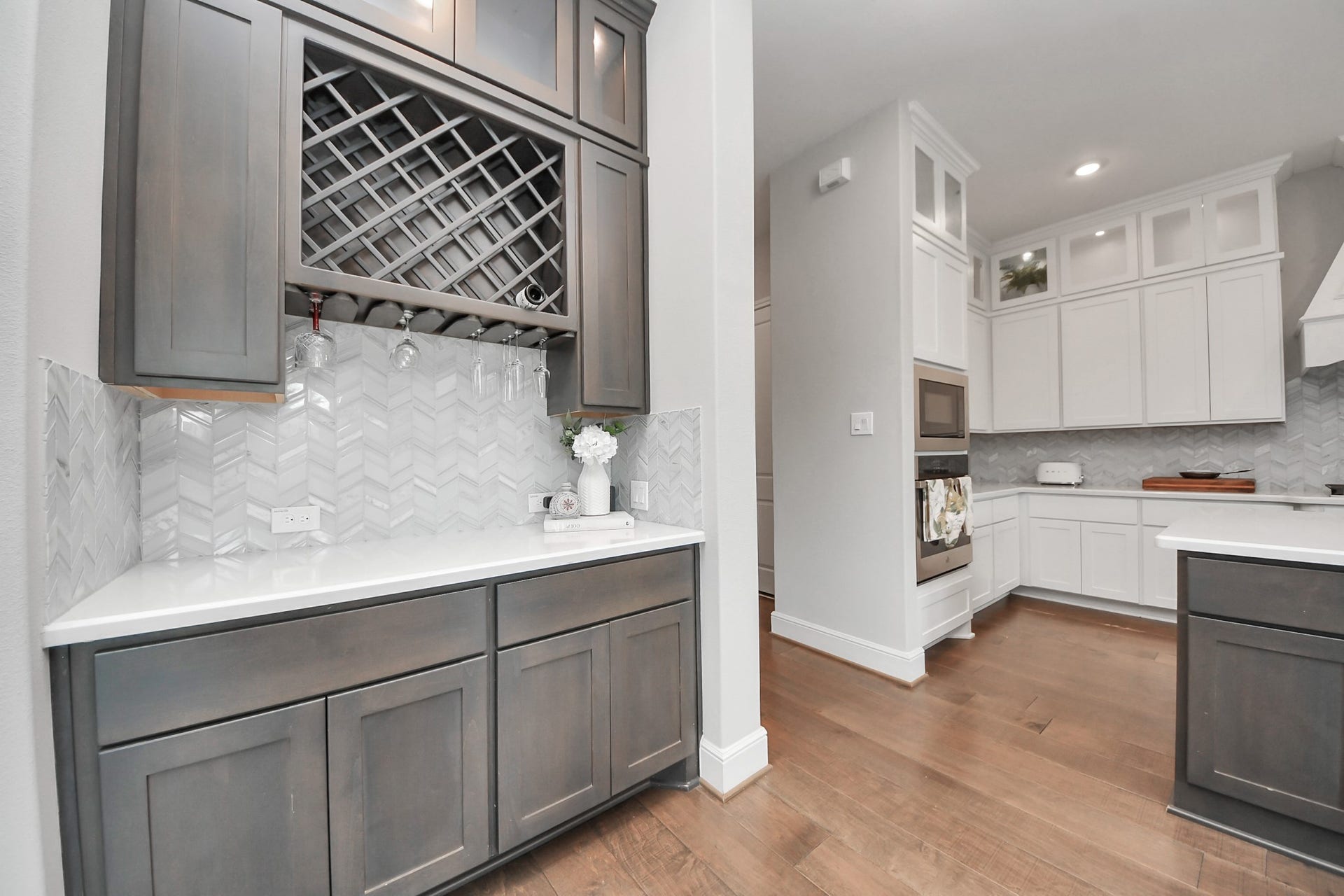 10611 Sawmill Park Drive, Missouri City, TX 77459 Built-In Bar: Custom serving area with wine storage and additional cabinetry for entertaining.