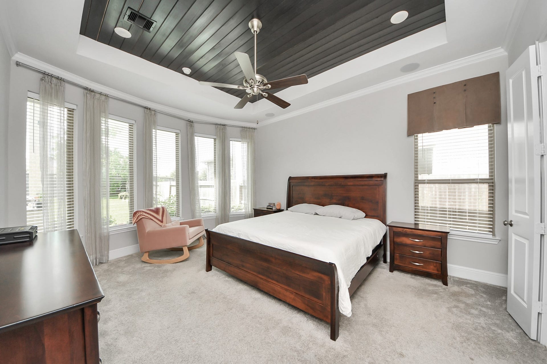 10611 Sawmill Park Drive, Missouri City, TX 77459 Downstairs Primary Bedroom: Spacious primary retreat featuring a dramatic ceiling treatment and abundant natural light.