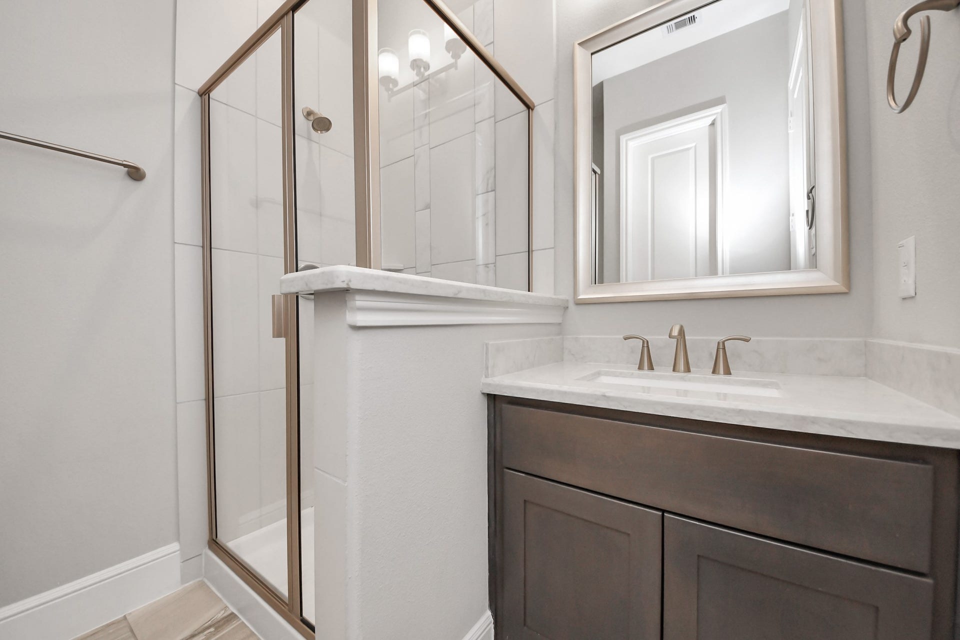 10611 Sawmill Park Drive, Missouri City, TX 77459 Full Bathroom #2