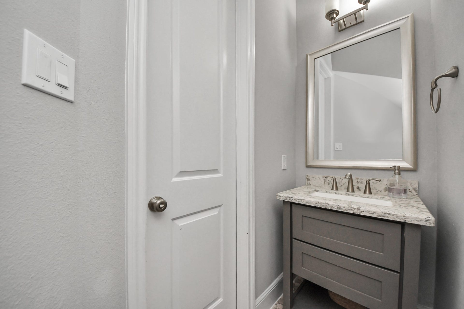 10611 Sawmill Park Drive, Missouri City, TX 77459 Half Bathroom #1