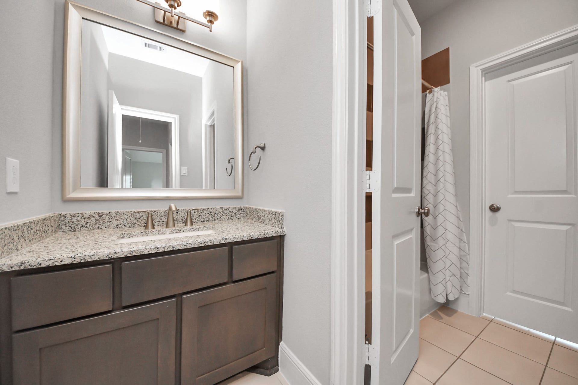 10611 Sawmill Park Drive, Missouri City, TX 77459 Full Bathroom #4
