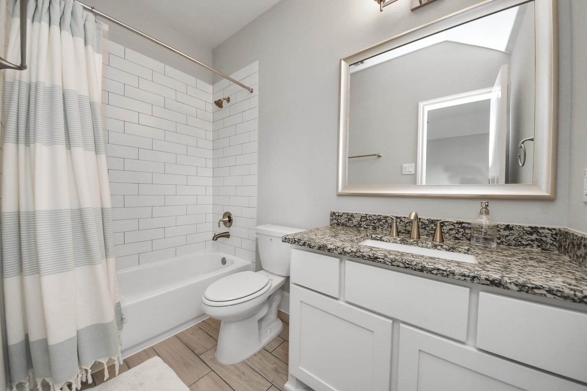 10611 Sawmill Park Drive, Missouri City, TX 77459 Full Bathroom #3