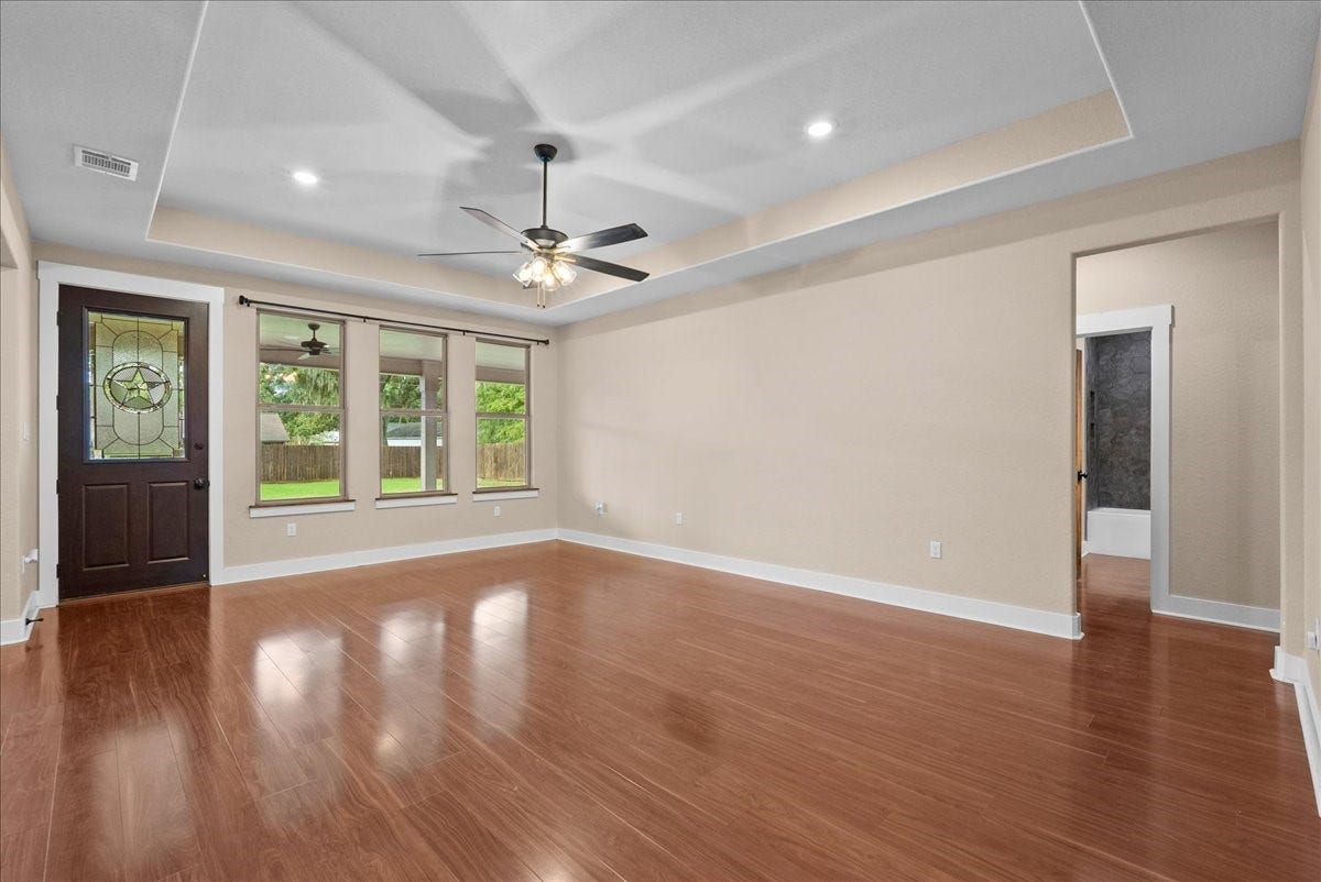 103 Begonia, Lake Jackson, TX 77566 Living room
