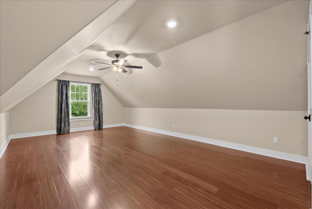 103 Begonia, Lake Jackson, TX 77566 Upstairs bonus room