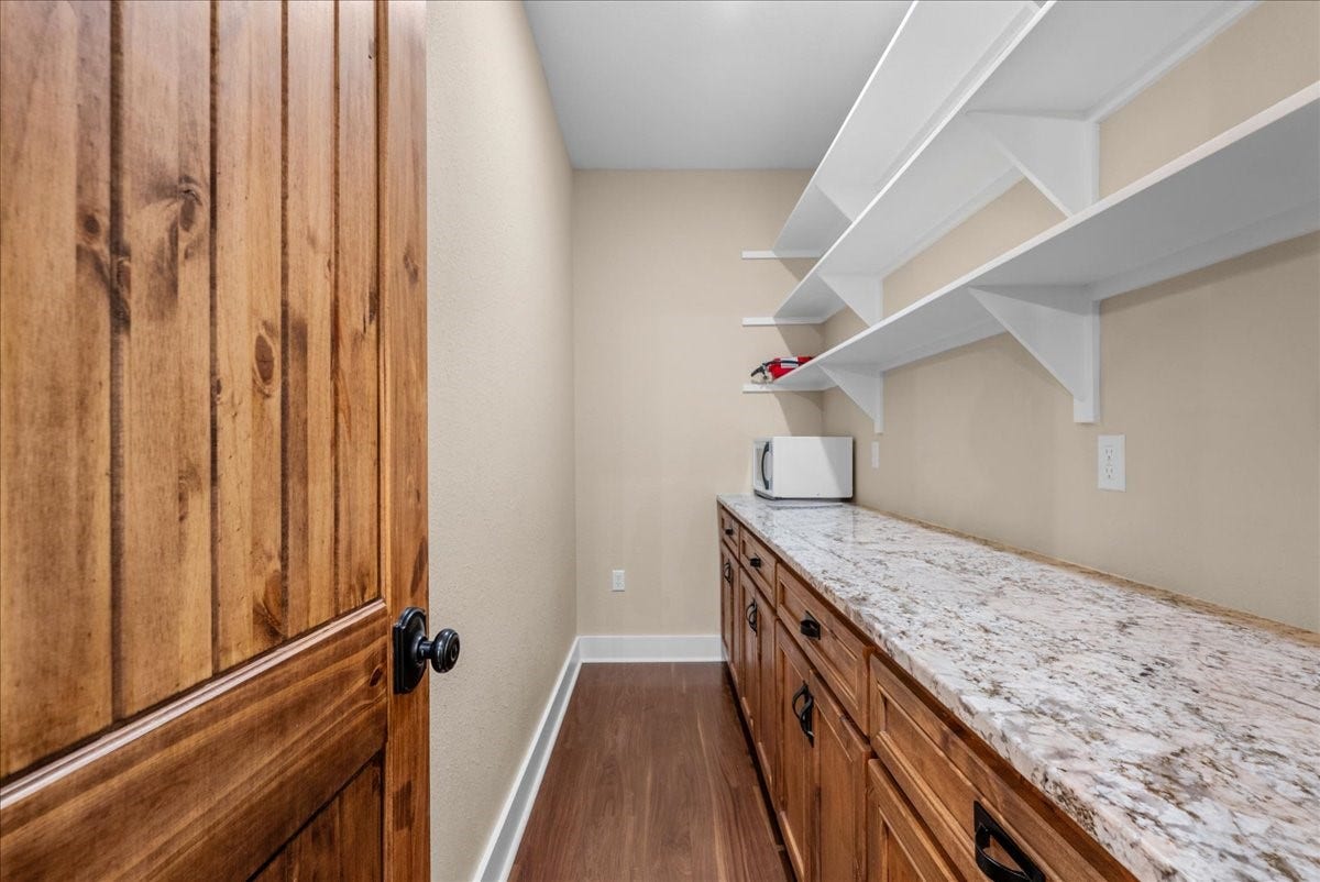 103 Begonia, Lake Jackson, TX 77566 Butler's pantry