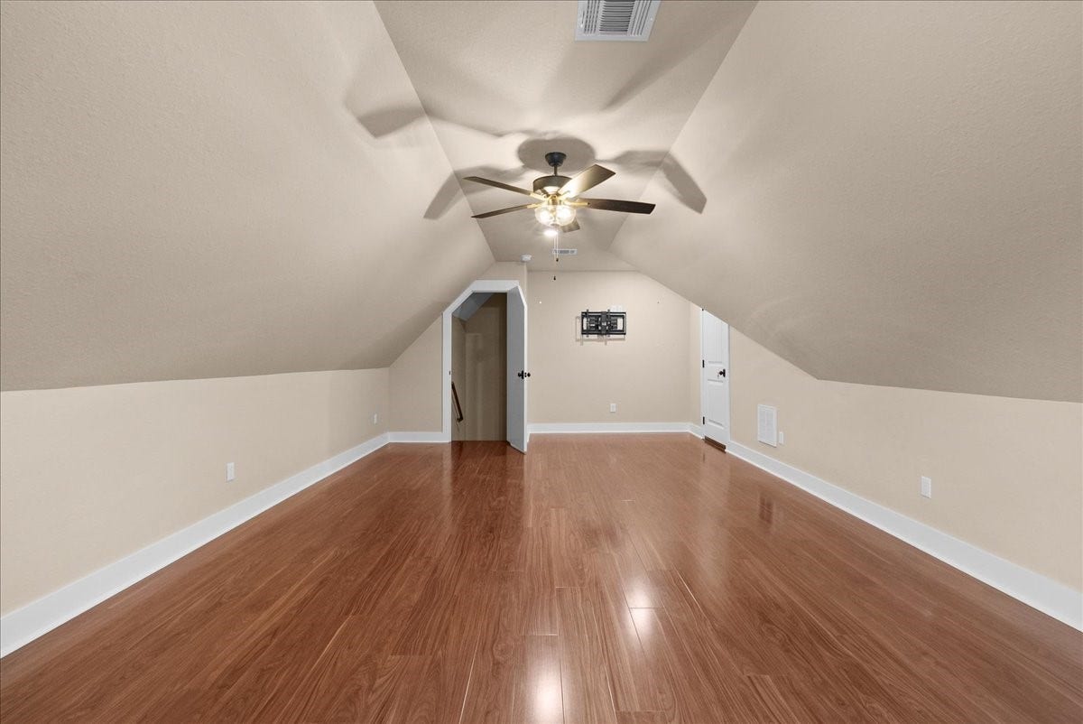 103 Begonia, Lake Jackson, TX 77566 Another view of the upstairs bonus room
