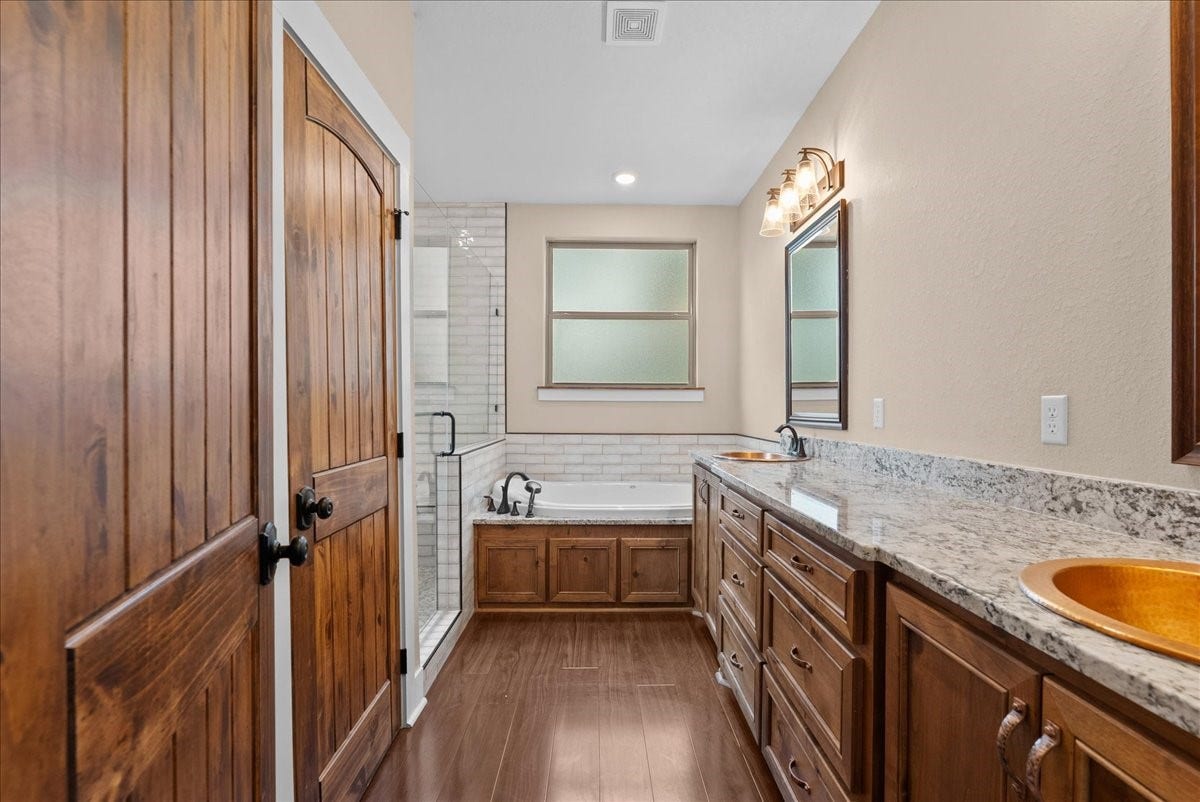 103 Begonia, Lake Jackson, TX 77566 Primary bathroom
