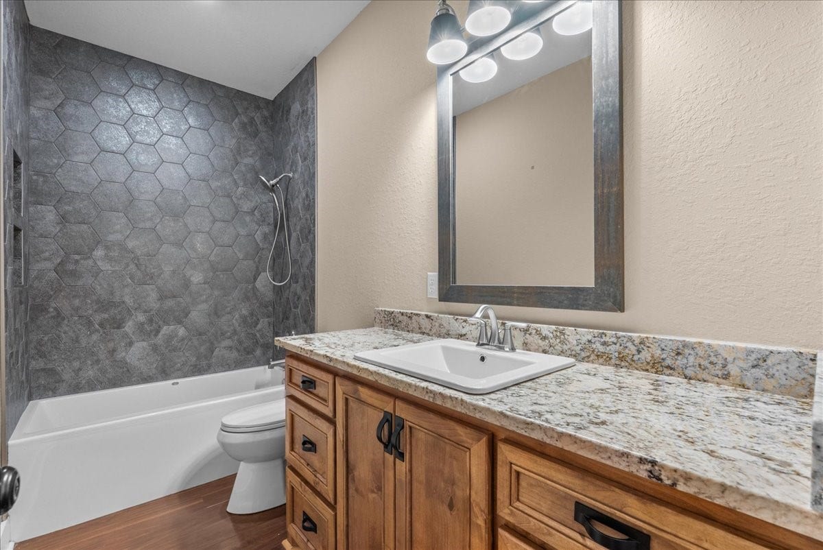 103 Begonia, Lake Jackson, TX 77566 Second bathroom