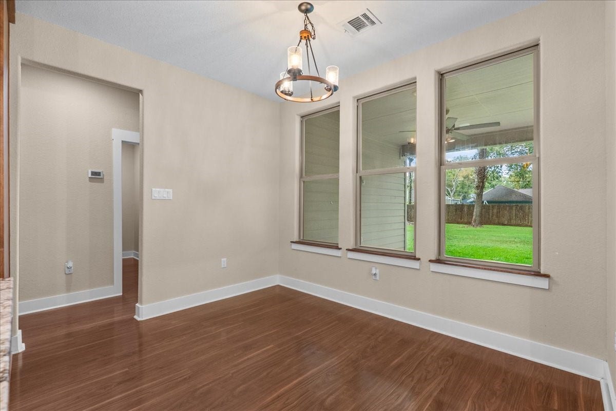 103 Begonia, Lake Jackson, TX 77566 Breakfast nook