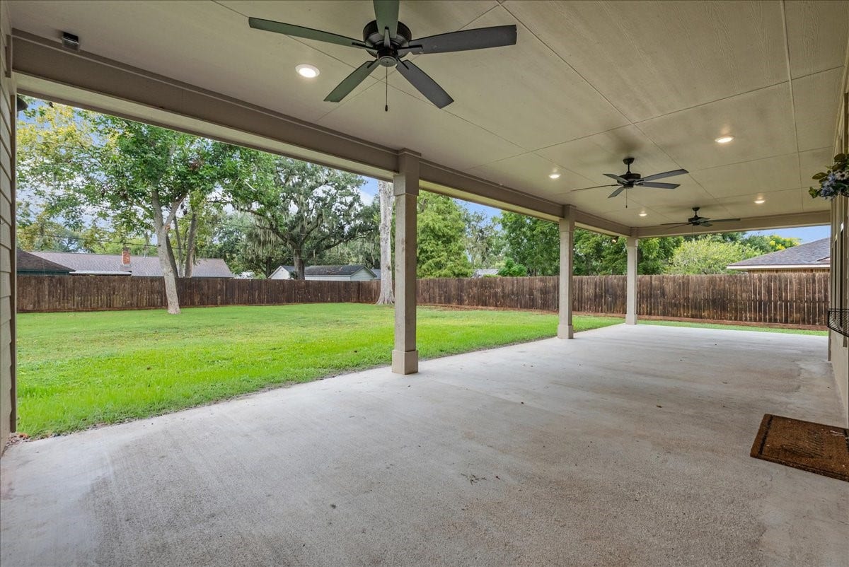 103 Begonia, Lake Jackson, TX 77566 Back patio