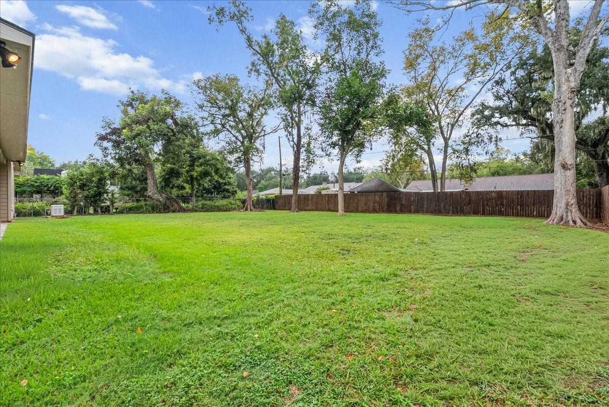 103 Begonia, Lake Jackson, TX 77566 Large back yard