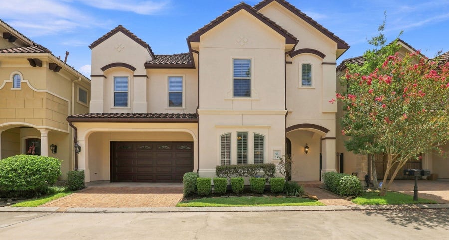Property photo for 19 N Creekside Court, Houston, TX