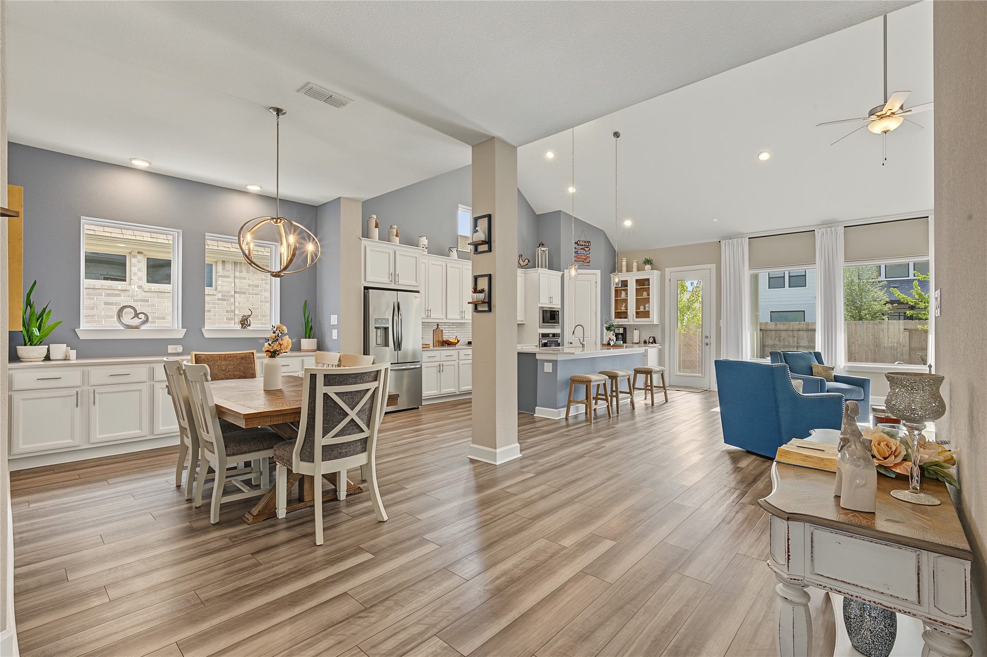 17521 Limoncello Lane, Conroe, TX 77302 Bright Dining Area/Beautifully Designed Kitchen
