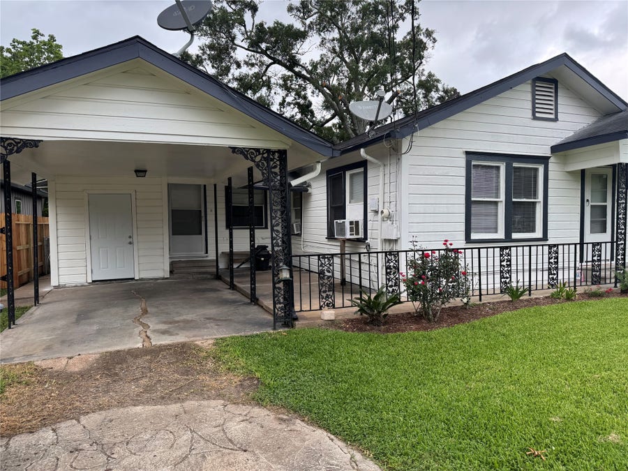 Property photo for 1614 W Sidnor Street, Alvin, TX