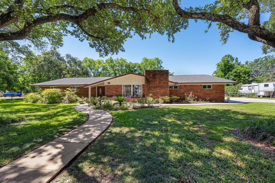 Property photo for 616 Cannan Drive, Angleton, TX