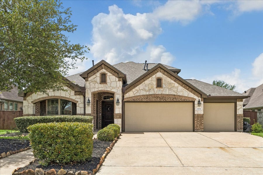 Property photo for 2204 Meadow Wind Drive, Pearland, TX