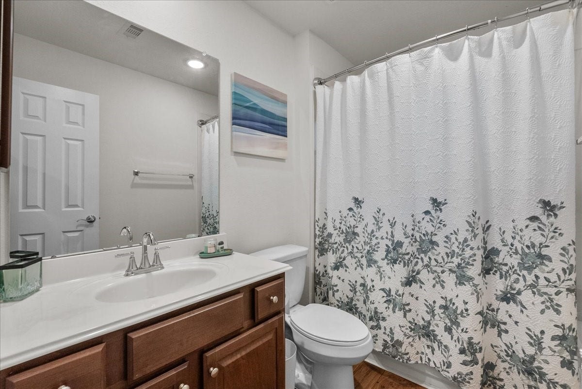 2111 Gilbert Road, Dickinson, TX 77539 Full bath 2