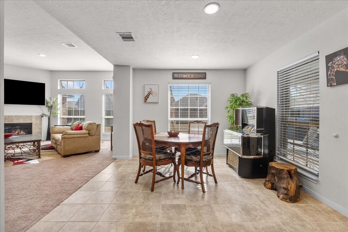 2111 Gilbert Road, Dickinson, TX 77539 Breakfast area