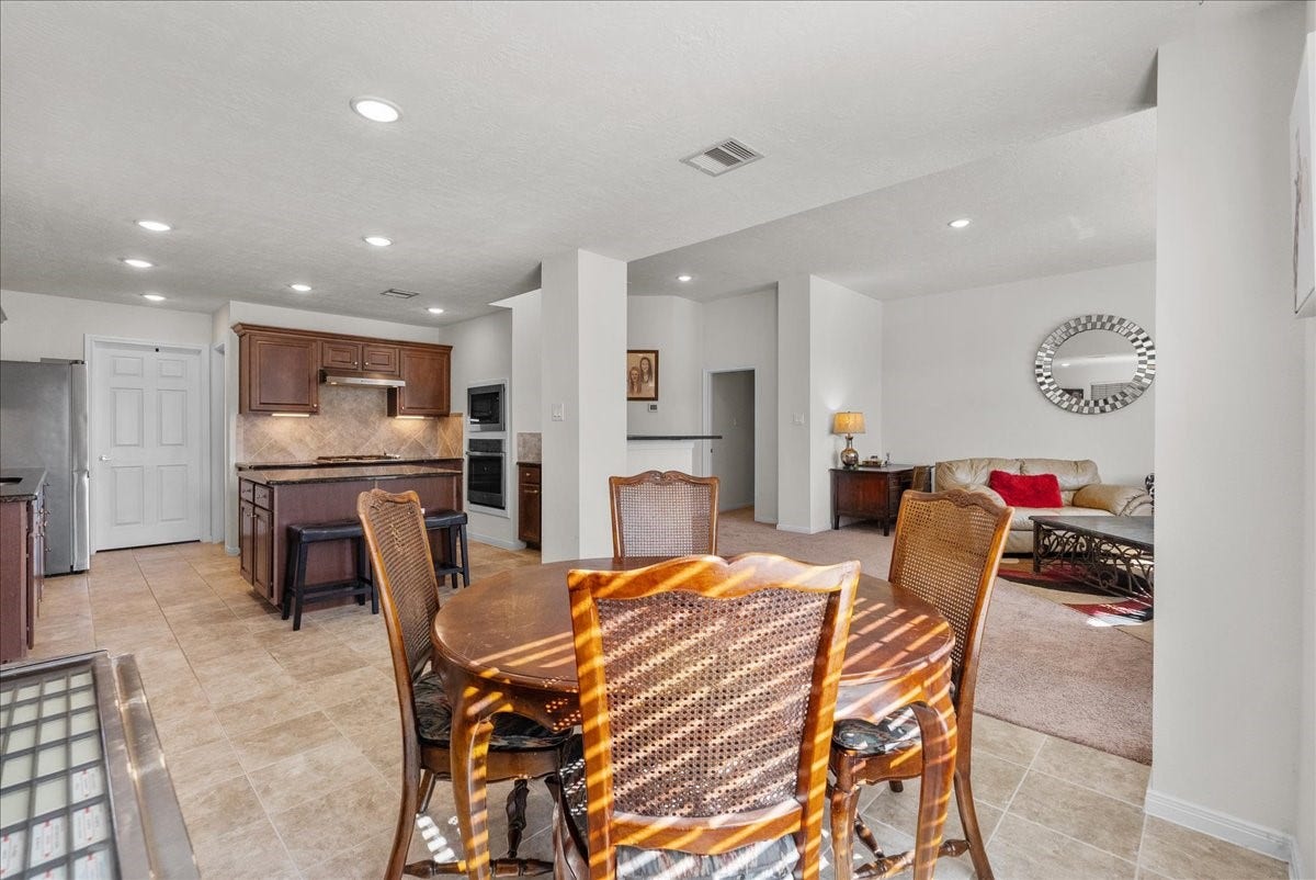 2111 Gilbert Road, Dickinson, TX 77539 Breakfast area