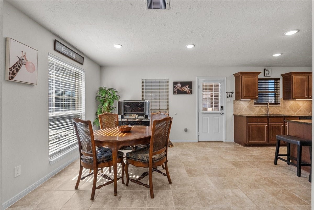2111 Gilbert Road, Dickinson, TX 77539 Breakfast area