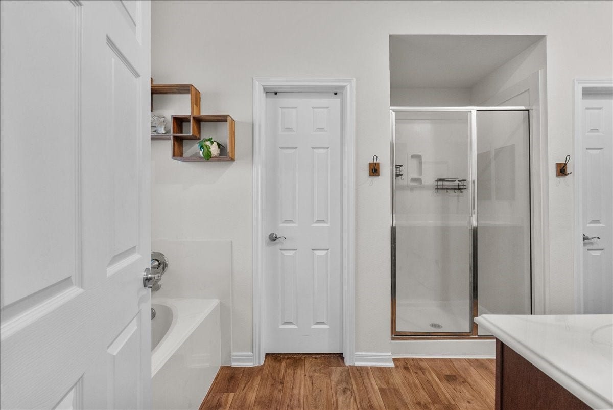 2111 Gilbert Road, Dickinson, TX 77539 The private en-suite bath features a walk-in shower, soaking tub, double sinks and a walk-in closet