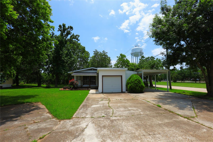 Property photo for 302 Circle Way, Lake Jackson, TX