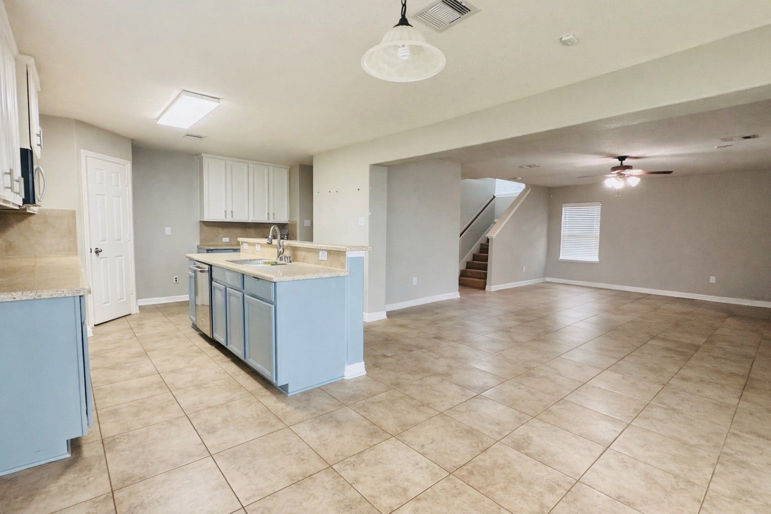 10203 Hidden Creek Falls Lane, Brookshire, TX 77423 KITCHEN VIEW OF FAMILY ROOM