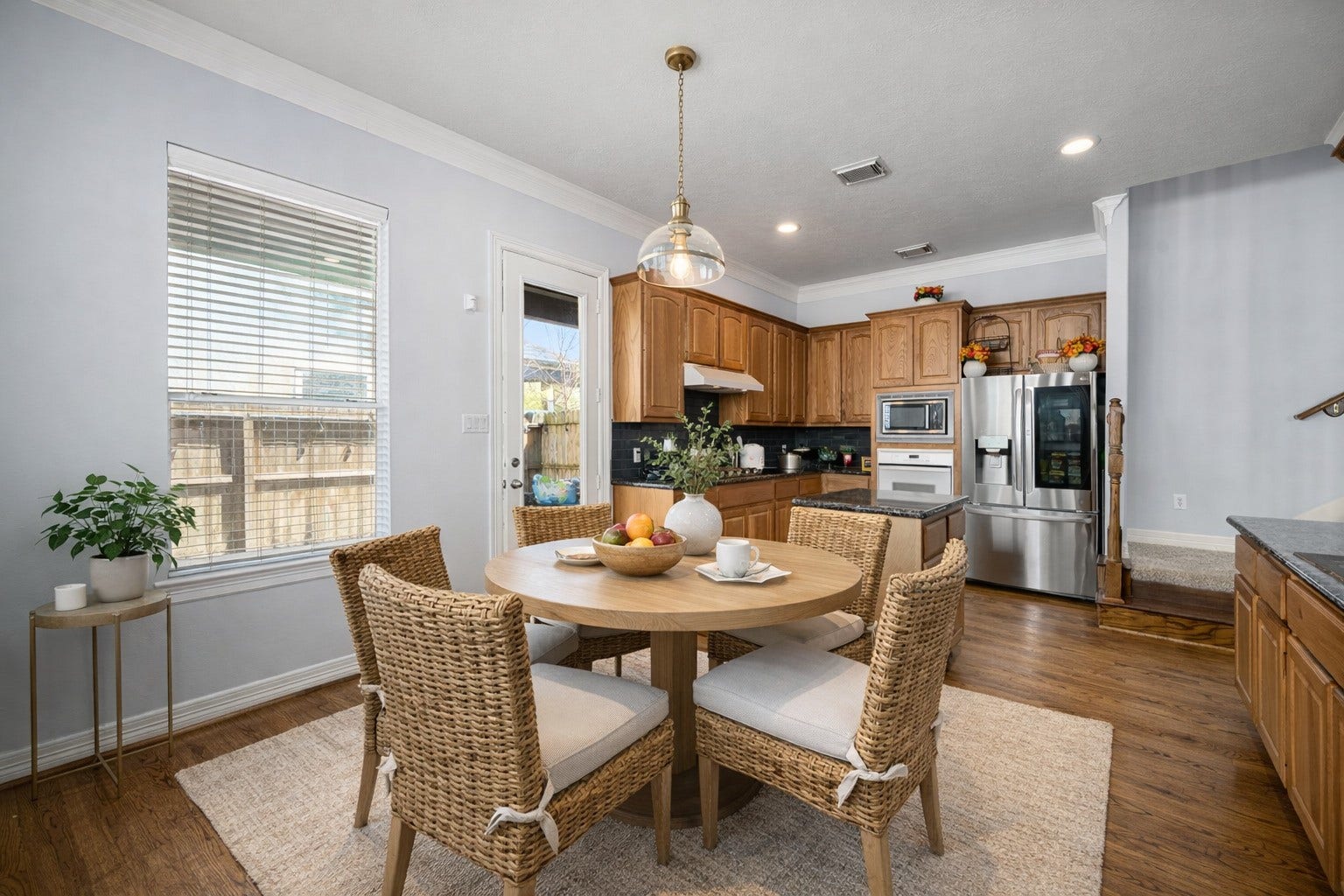 6309 Mapleridge Street, Houston, TX 77081 Virtual Staging- Breakfast area- just off the kitchen offering a comfortable everyday dining space.