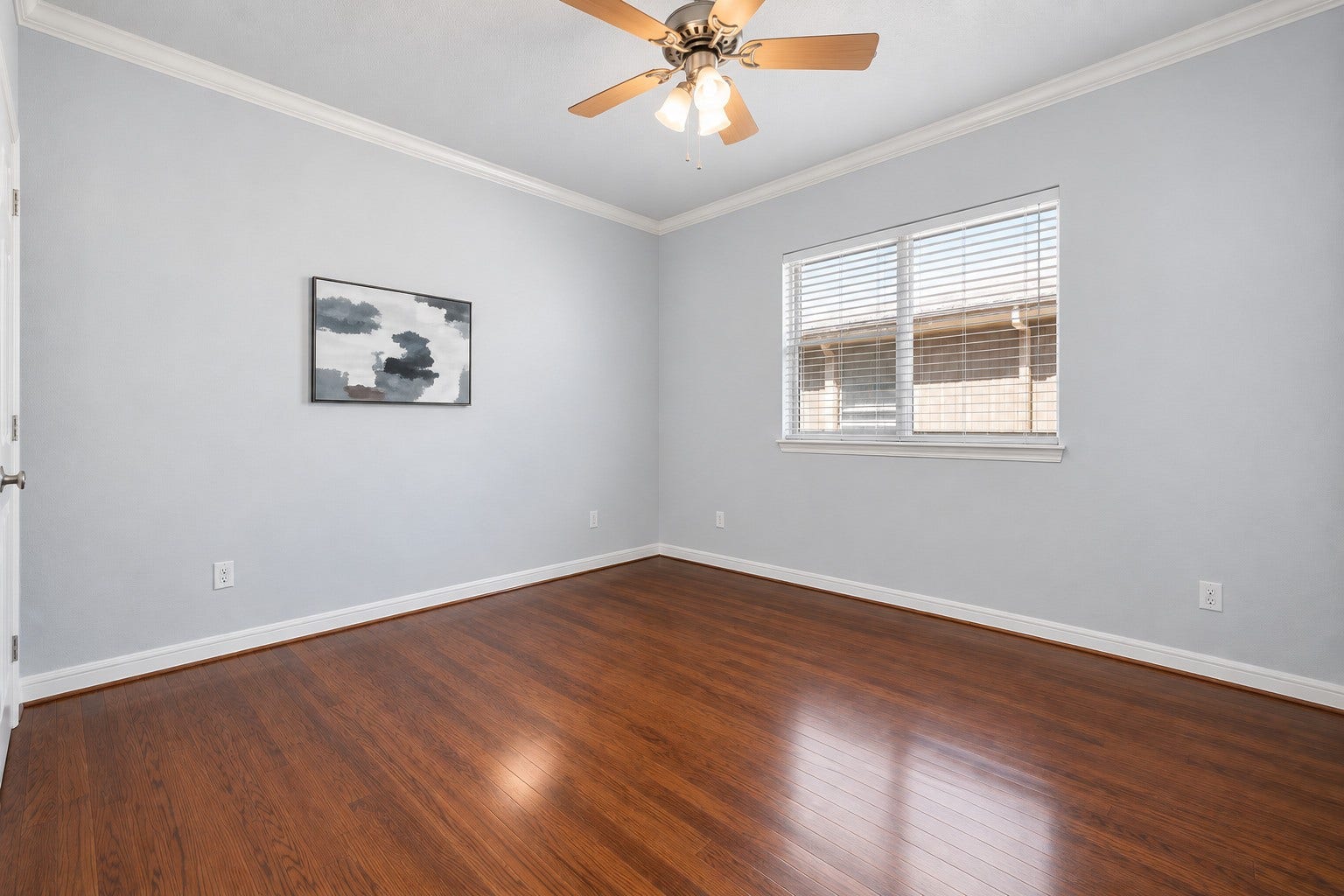 6309 Mapleridge Street, Houston, TX 77081 Spacious secondary bedroom with great natural light.