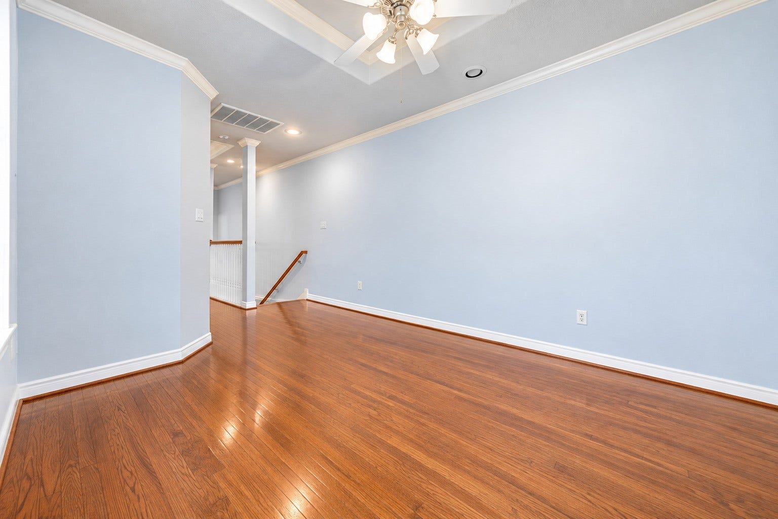 6309 Mapleridge Street, Houston, TX 77081 Heading upstairs, a large game room offers flexible space for entertainment, or hobbies.