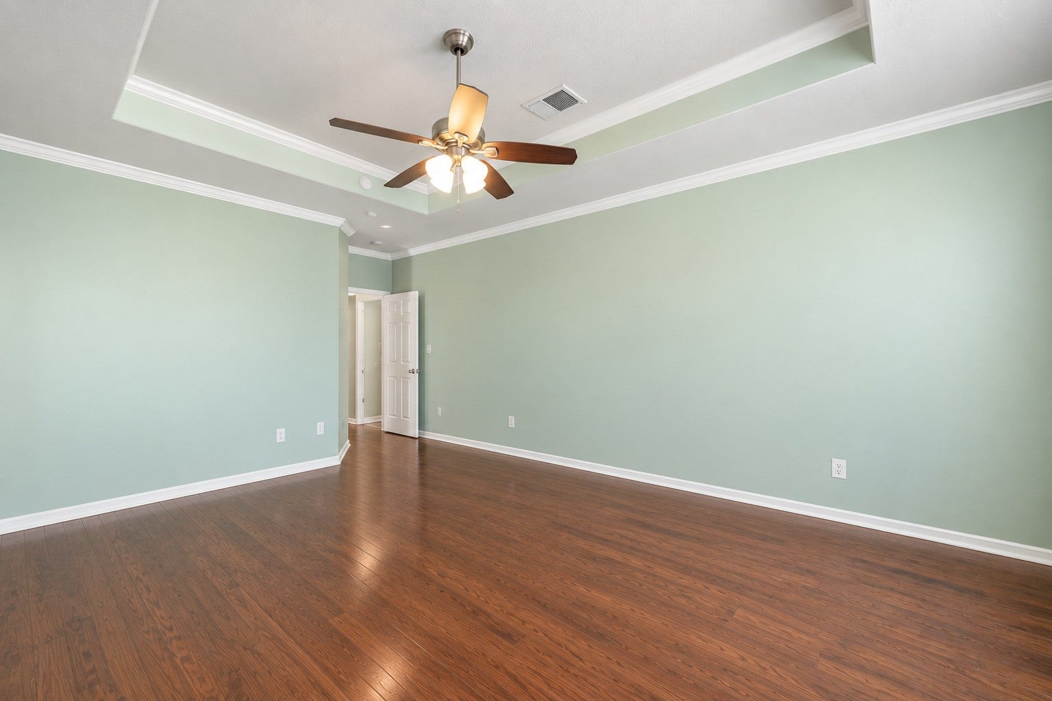 6309 Mapleridge Street, Houston, TX 77081 Oversized primary suite providing a peaceful retreat with plenty of room to unwind.