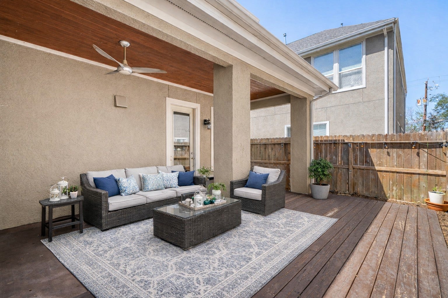 6309 Mapleridge Street, Houston, TX 77081 Virtual staging- Covered patio just off the kitchen, perfect for your outdoor activities.
