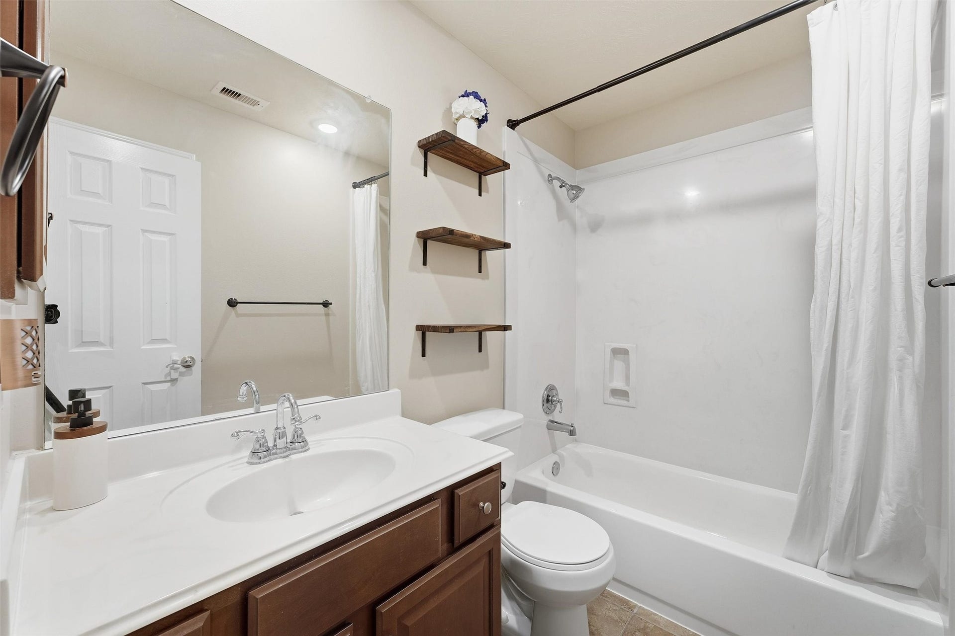 6715 Arlington Drive, Manvel, TX 77578 Secondary Wash Room