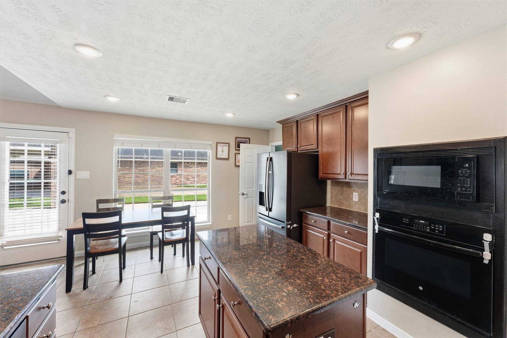 6715 Arlington Drive, Manvel, TX 77578 Kitchen/Dining table