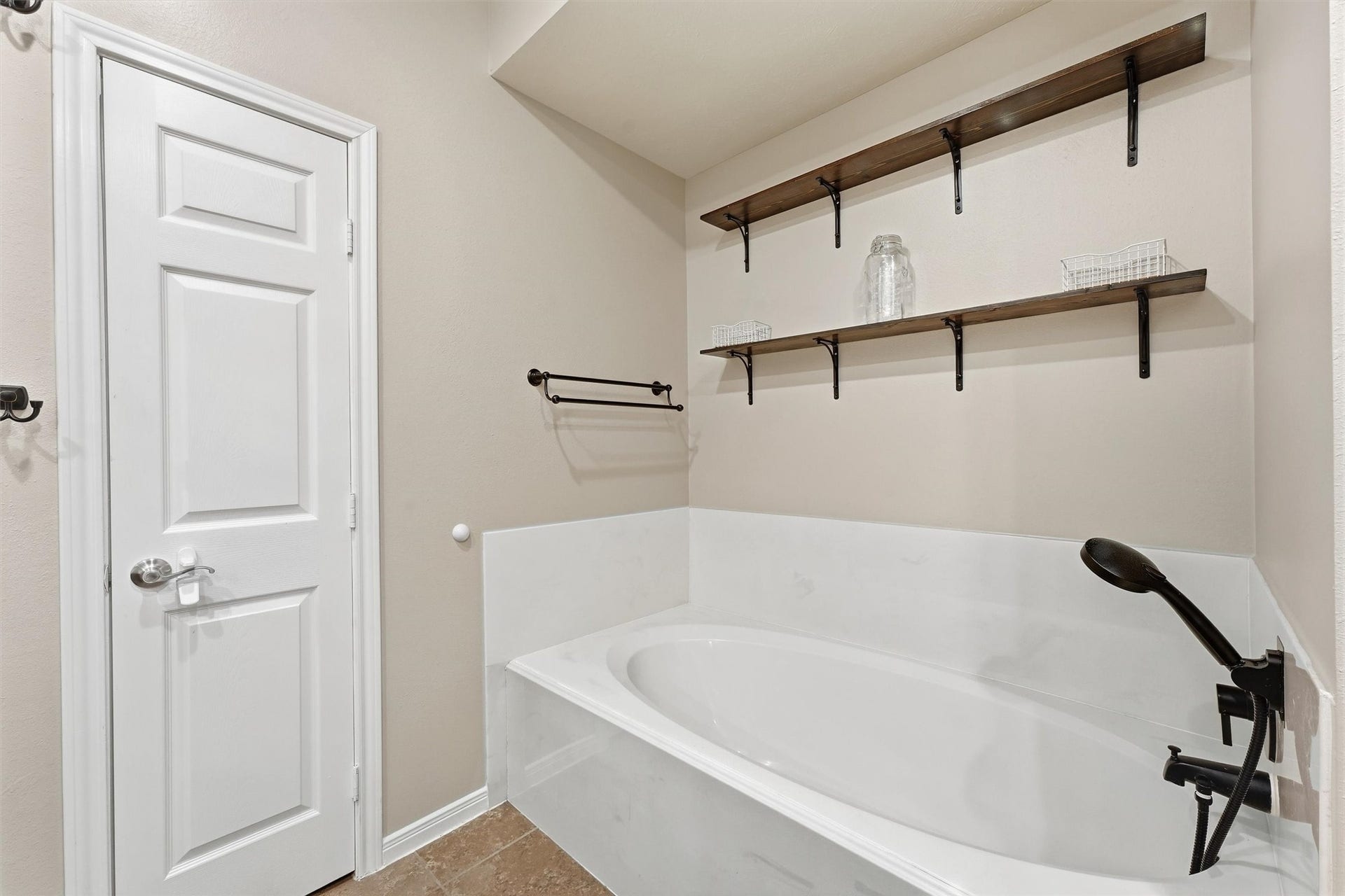 6715 Arlington Drive, Manvel, TX 77578 Primary bathtub