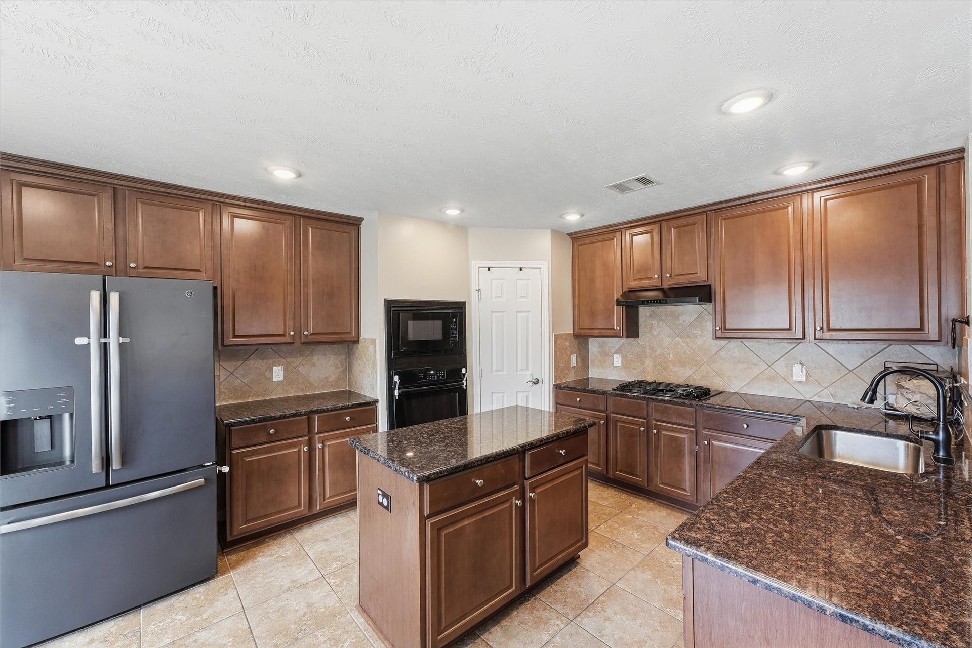 6715 Arlington Drive, Manvel, TX 77578 Island Kitchen built in oven and gas cooktop. Great for cooking up great meals.