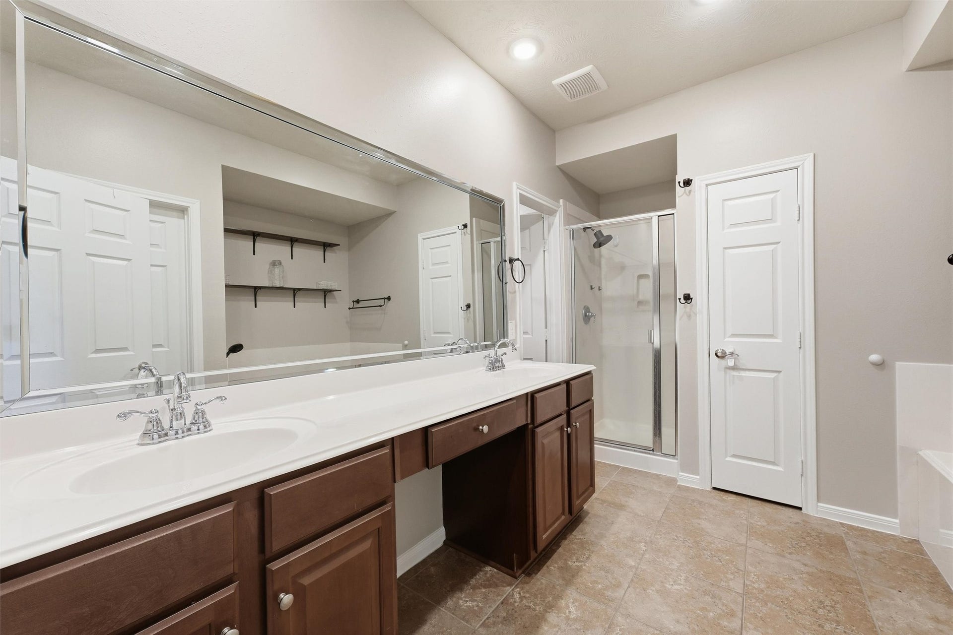 6715 Arlington Drive, Manvel, TX 77578 Primary Washroom