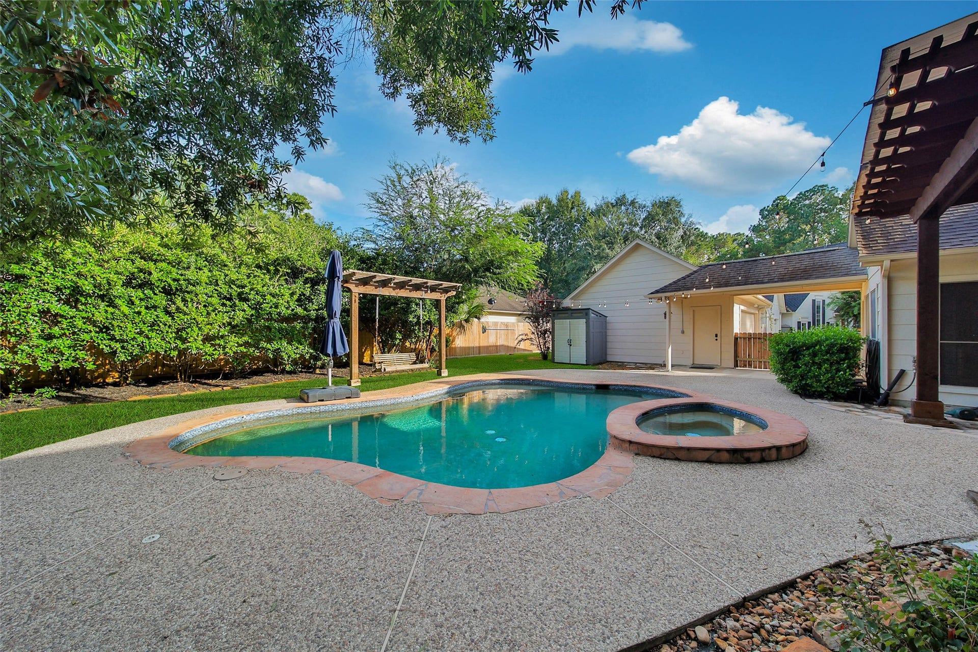 5814 Woodland Creek Drive, Kingwood, TX 77345 Large pool and spa with lagoon style color finish and Pebble Tec for durability.