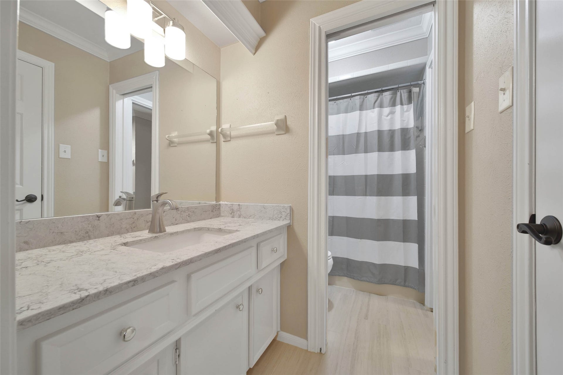 5814 Woodland Creek Drive, Kingwood, TX 77345 The upstairs has two Hollywood baths.