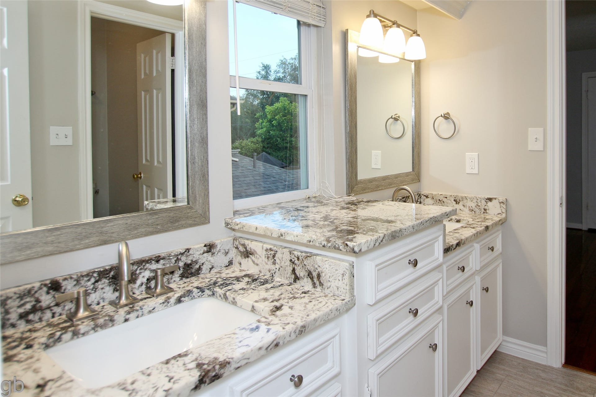 2918 Deer Creek Drive, Sugar Land, TX 77478 Jack and Jill full bath, double sinks between Bed 3 and Bed 4