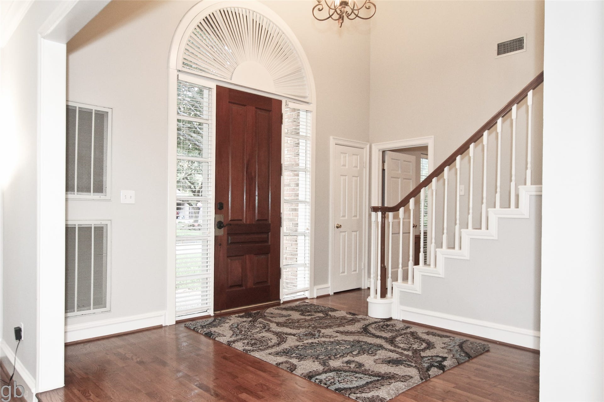 2918 Deer Creek Drive, Sugar Land, TX 77478 Dramatic Foyer! Open to upstairs Game Room and Landing.