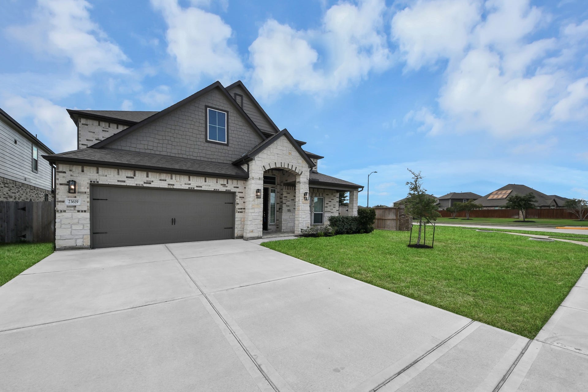 23619 Iris Field Court, Katy, TX 77493 Situated on a large corner lot along a quiet cul-de-sac street, this home offers impressive curb appeal, a spacious driveway, and a beautifully maintained yard with plenty of green space.