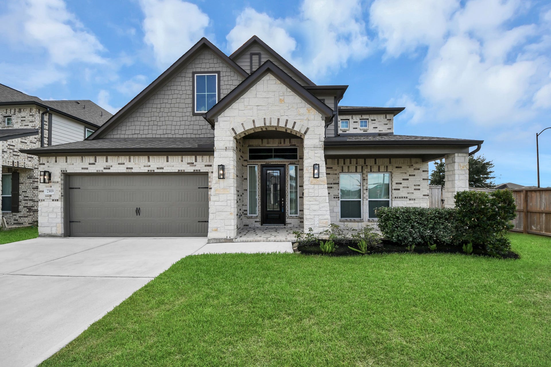 23619 Iris Field Court, Katy, TX 77493 Welcome home to 23619 Iris Field located in Morton Creek Ranch and zoned to Katy ISD.