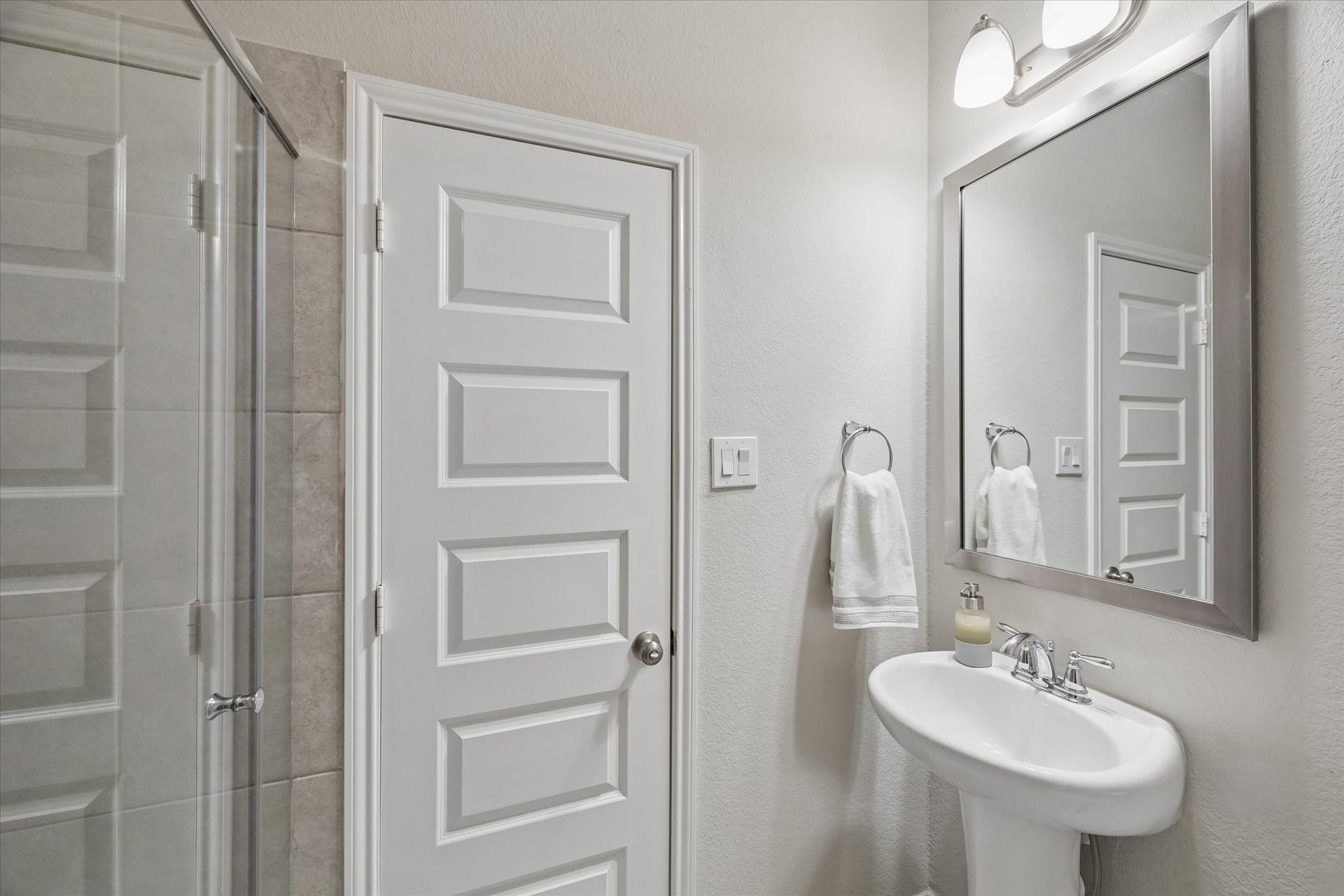 7203 Lake View Terrace Drive, Pearland, TX 77584 Full bath upstairs