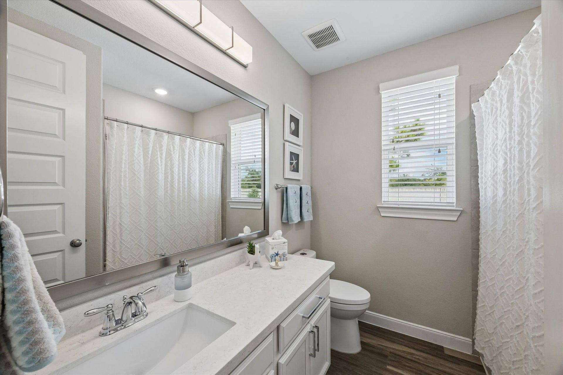 7203 Lake View Terrace Drive, Pearland, TX 77584 Secondary bath first floor
