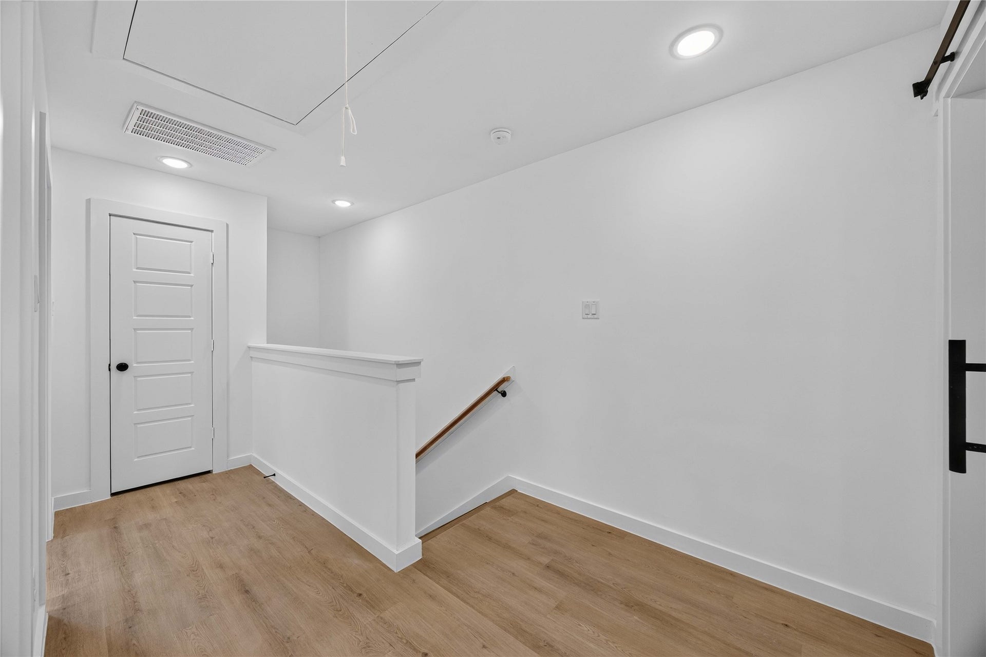 8210 Sterlingshire Street, #B, Houston, TX 77078 Upstairs hallway