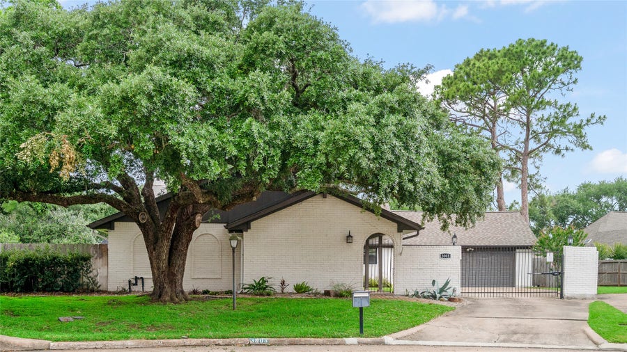 Property photo for 3003 Montford Court, Sugar Land, TX